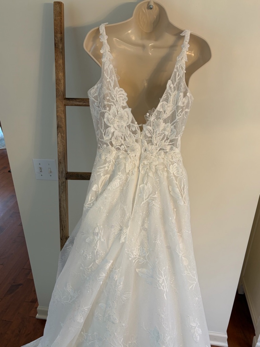 Maggie Sottero Ivory Lace A-Line Wedding Dress - Picture 4 of 8